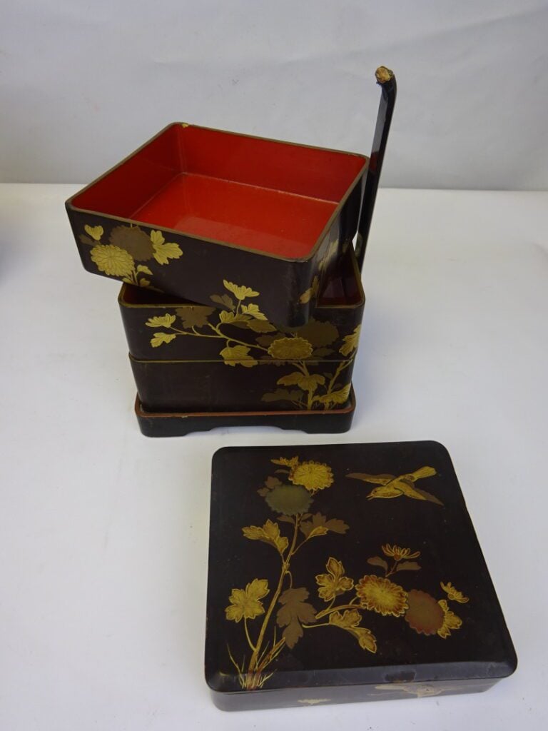 LOT DE DEUX (2) OBJETS JAPONAIS - Comprenant: - - Un nécessaire à pique-nique e…