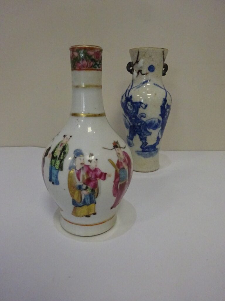 [-] LOT DE DEUX (2) PETITS VASES EN CERAMIQUE - Chine. - Comprenant - - un vase…