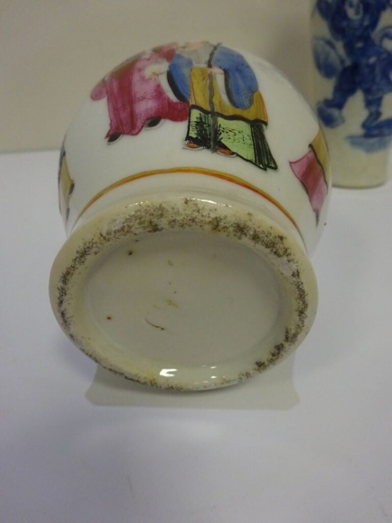 [-] LOT DE DEUX (2) PETITS VASES EN CERAMIQUE - Chine. - Comprenant - - un vase…