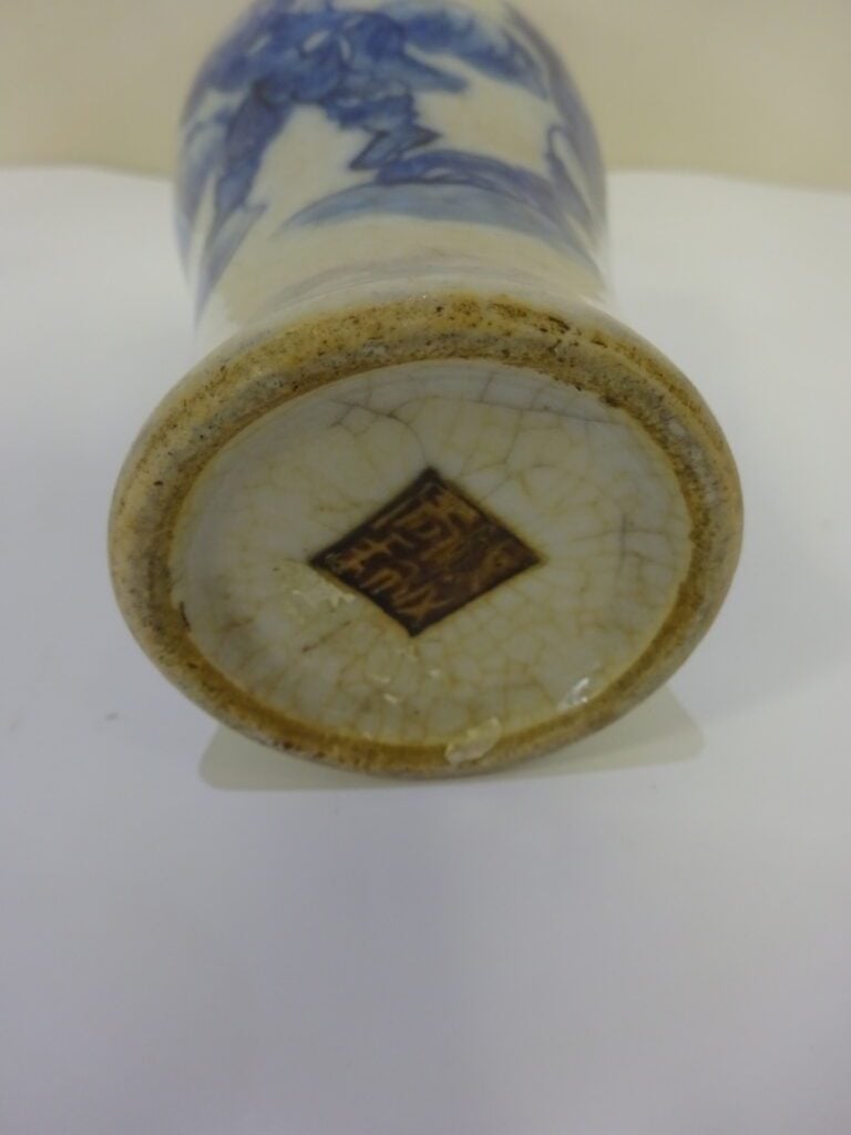 [-] LOT DE DEUX (2) PETITS VASES EN CERAMIQUE - Chine. - Comprenant - - un vase…