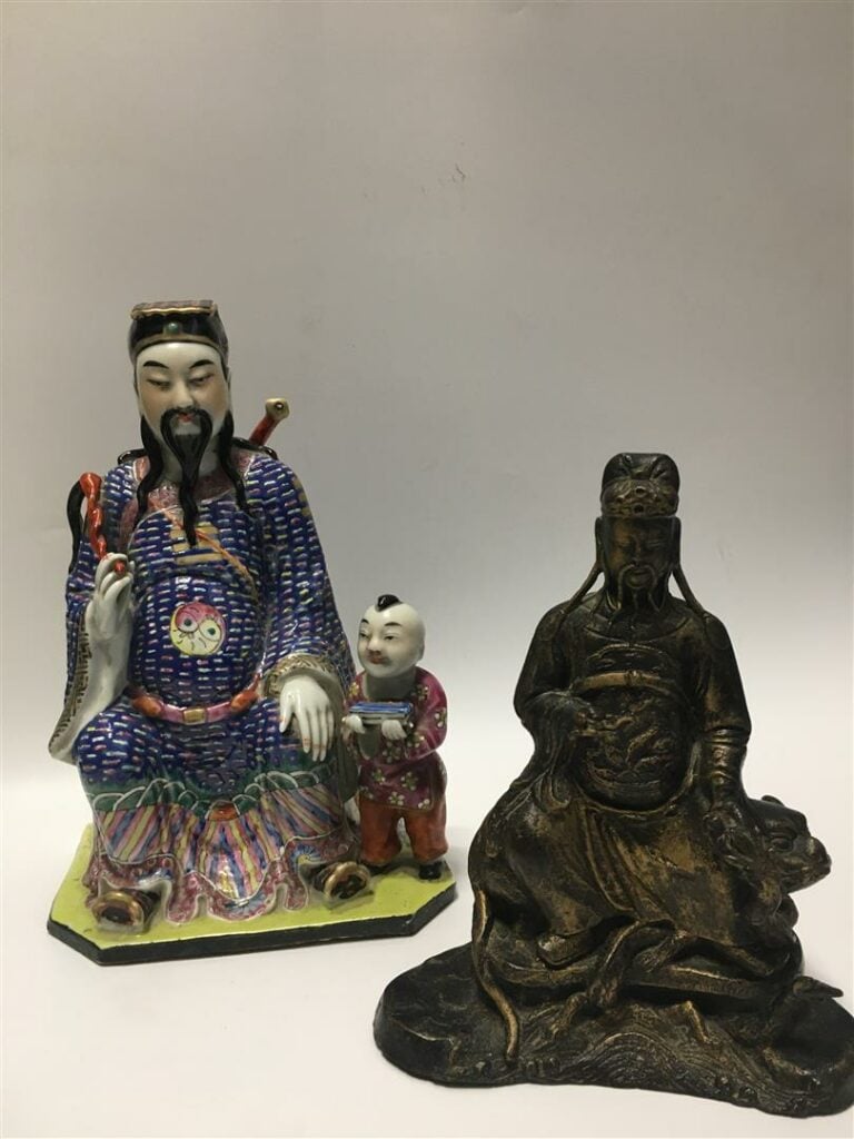 [-] LOT DE DEUX (2) SUJETS - Comprenant: - - l'un en porcelaine polychrome repr…
