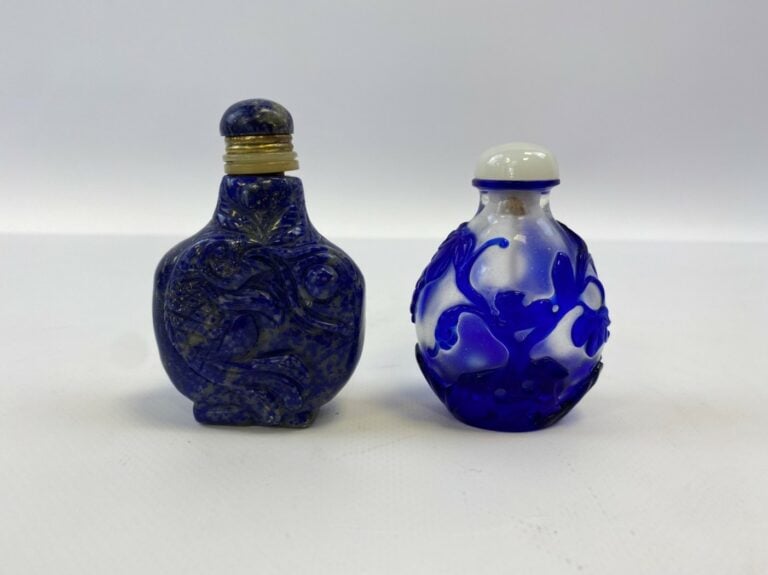 LOT DE DEUX (2) TABATIERES - Chine - L'une en verre overlay bleu au décor d'écu…