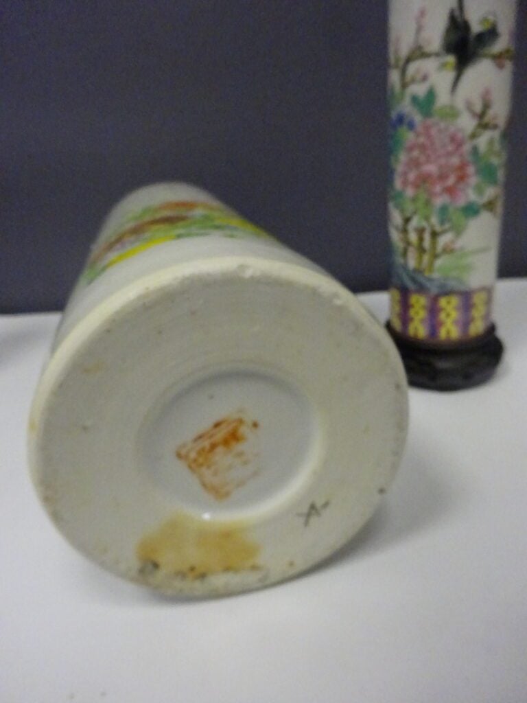 [-] LOT DE DEUX (2) VASES ROULEAUX EN PORCELAINE - Chine, Moderne - De taille d…