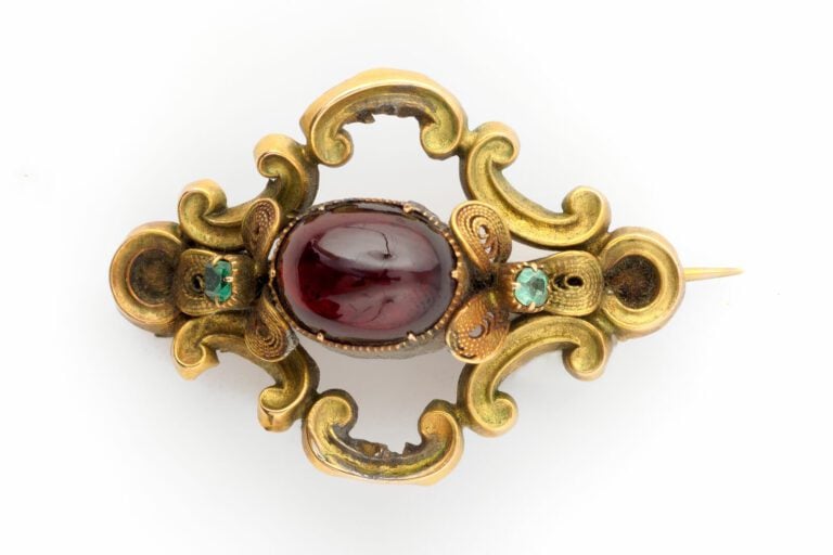 Lot de deux bagues en or jaune (750) et semences de perle, une monture de bague…