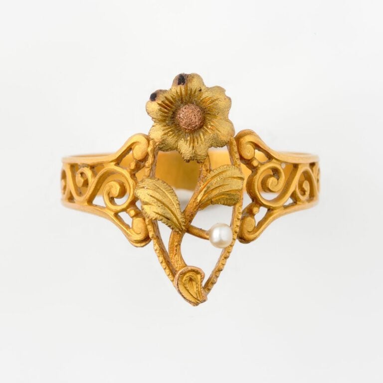 Lot de deux bagues en or jaune (750) et semences de perle, une monture de bague…