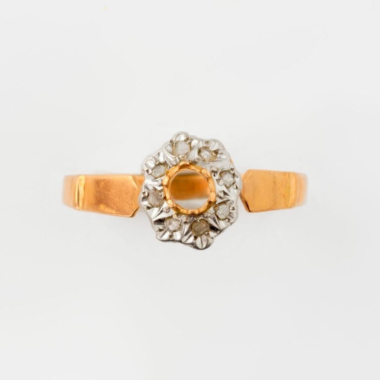 Lot de deux bagues en or jaune (750) et semences de perle, une monture de bague…