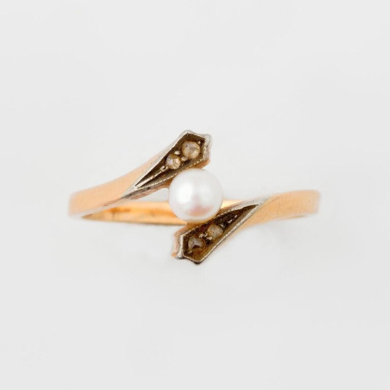 Lot de deux bagues en or jaune (750) et semences de perle, une monture de bague…