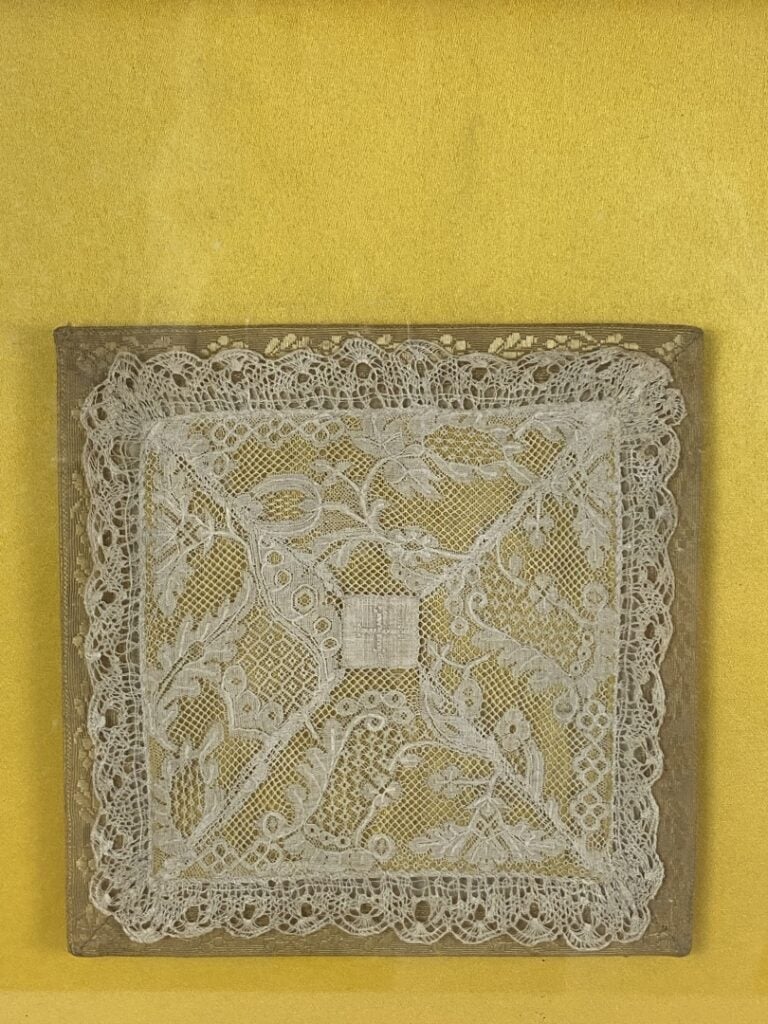 Lot de deux broderies sous verre - On joint une icône à décor imprimé sous verr…