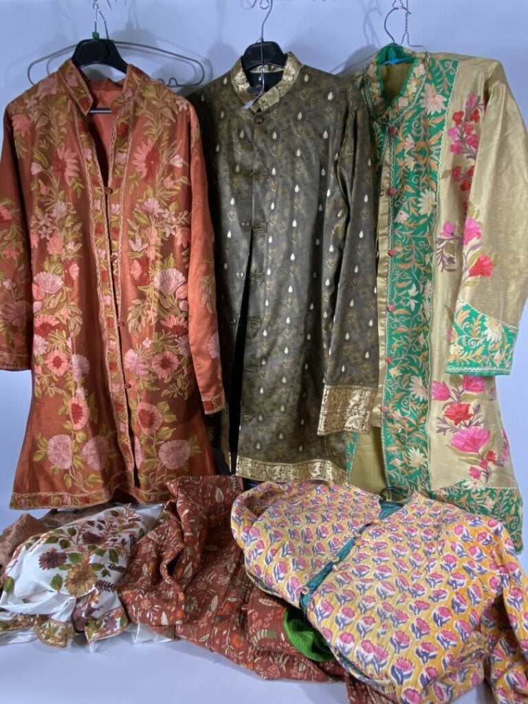 Lot de deux cartons de chales, tissus brodés et tuniques