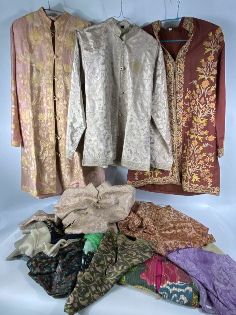 Lot de deux cartons de chales, tissus brodés et tuniques
