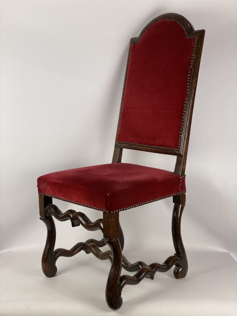 Lot de deux chaises en bois mouluré et sculpté, l'une de style Louis XV, l'autr…