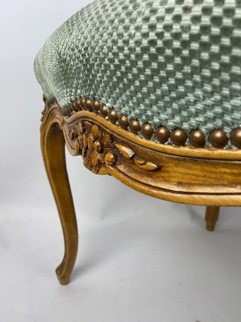 Lot de deux chaises en bois mouluré et sculpté, l'une de style Louis XV, l'autr…