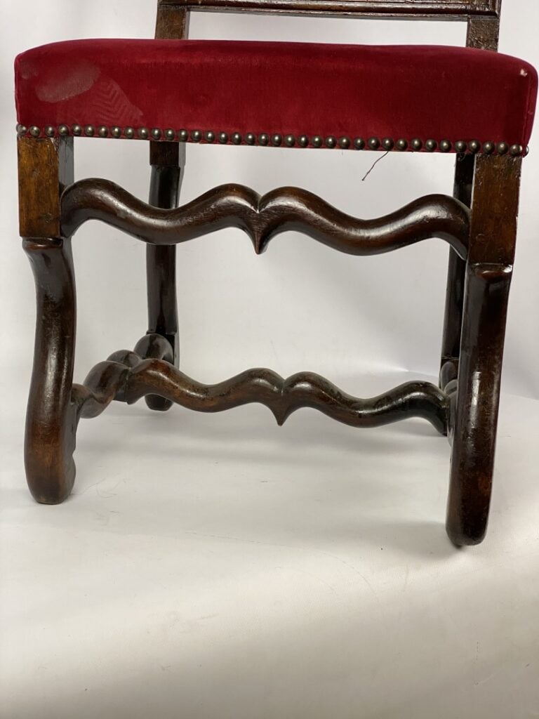 Lot de deux chaises en bois mouluré et sculpté, l'une de style Louis XV, l'autr…