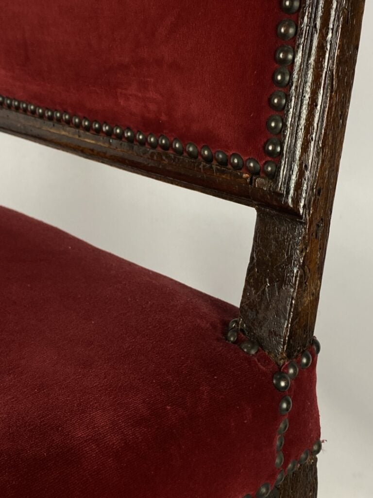 Lot de deux chaises en bois mouluré et sculpté, l'une de style Louis XV, l'autr…