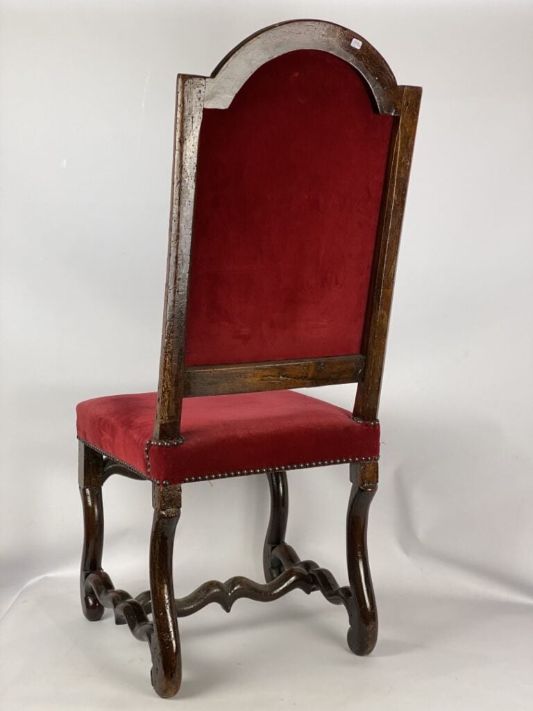 Lot de deux chaises en bois mouluré et sculpté, l'une de style Louis XV, l'autr…