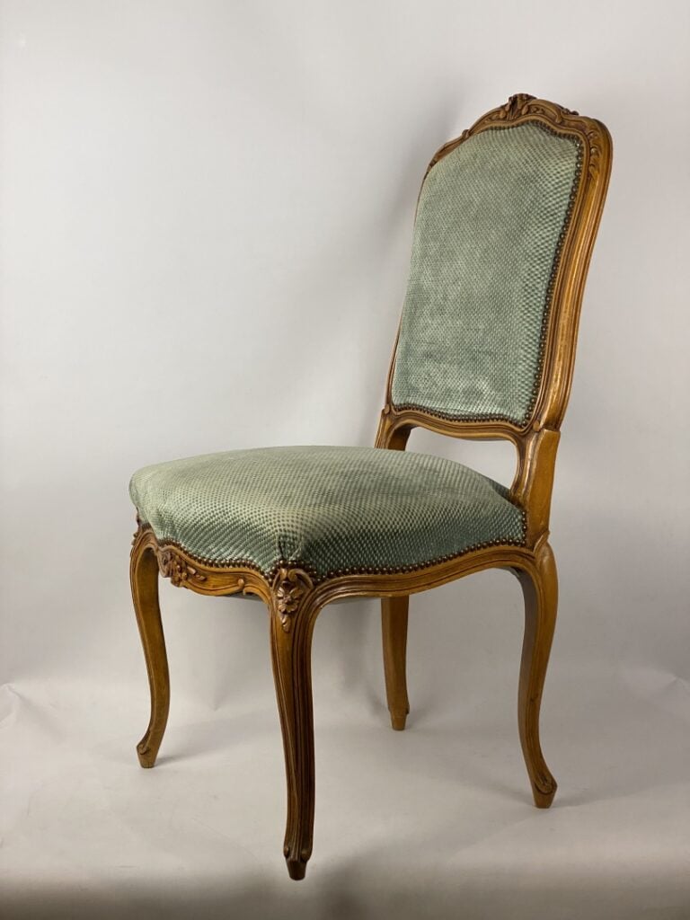 Lot de deux chaises en bois mouluré et sculpté, l'une de style Louis XV, l'autr…