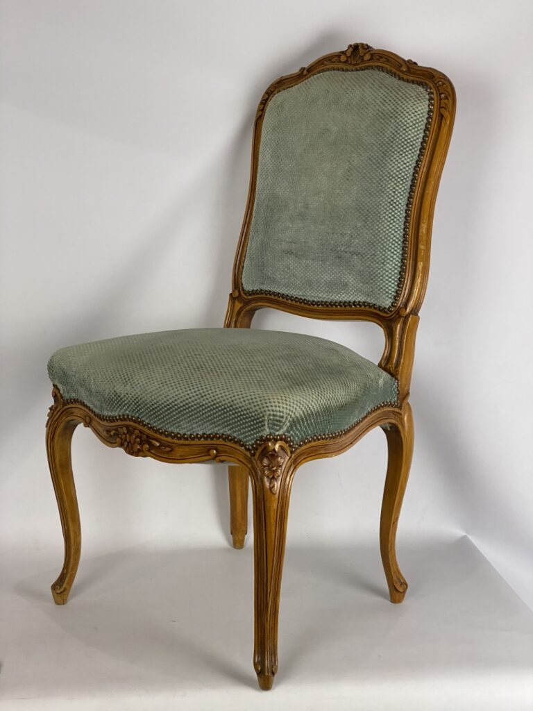 Lot de deux chaises en bois mouluré et sculpté, l'une de style Louis XV, l'autr…