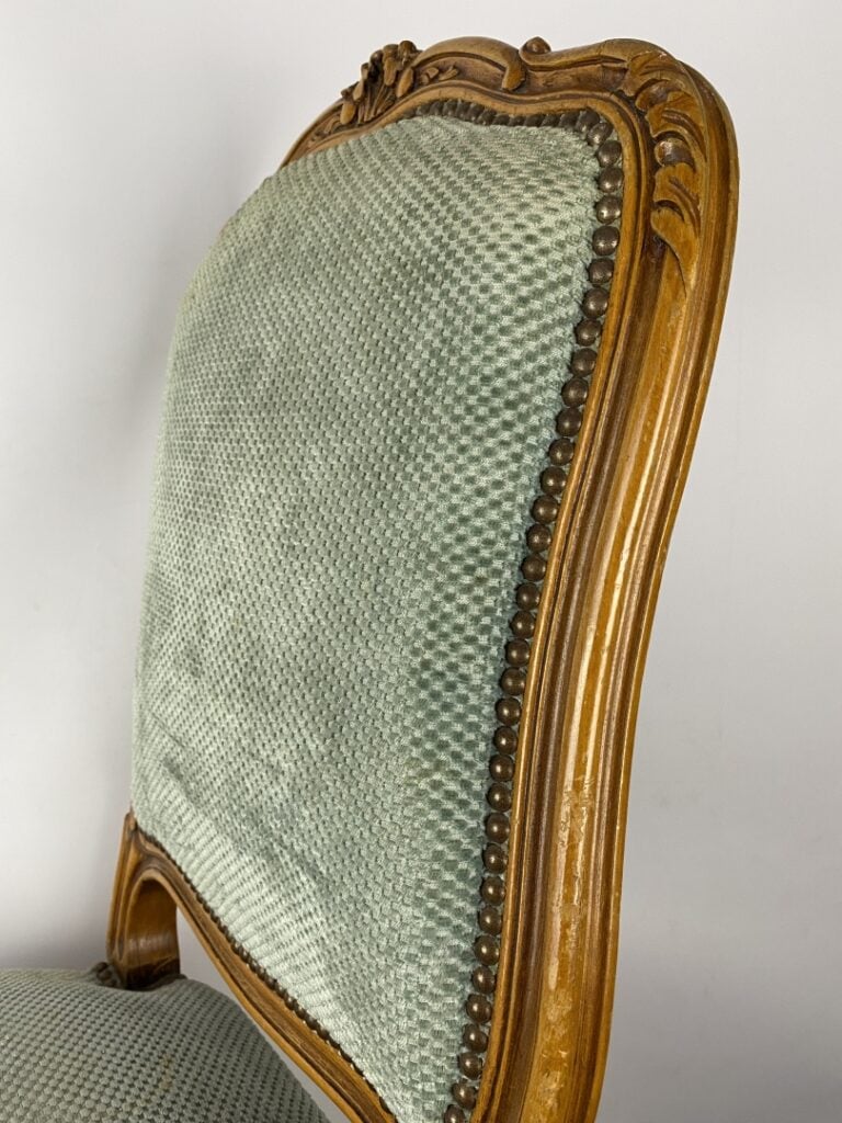 Lot de deux chaises en bois mouluré et sculpté, l'une de style Louis XV, l'autr…