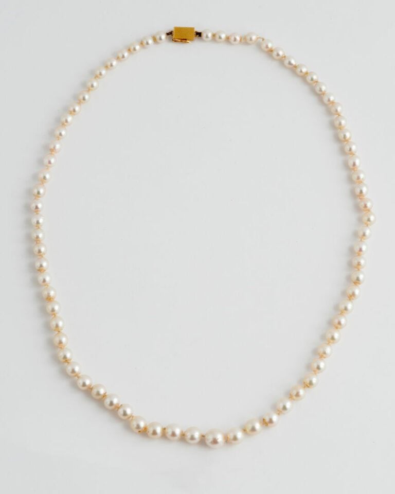 Lot de deux colliers de perles de culture en chute, fermoir cliquet en or jaune…