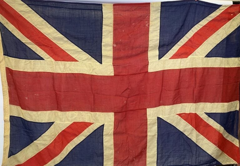 Lot de deux drapeaux anglais - (trous, déchirures, en l'état)