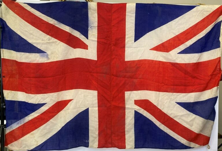 Lot de deux drapeaux anglais - (trous, déchirures, en l'état)