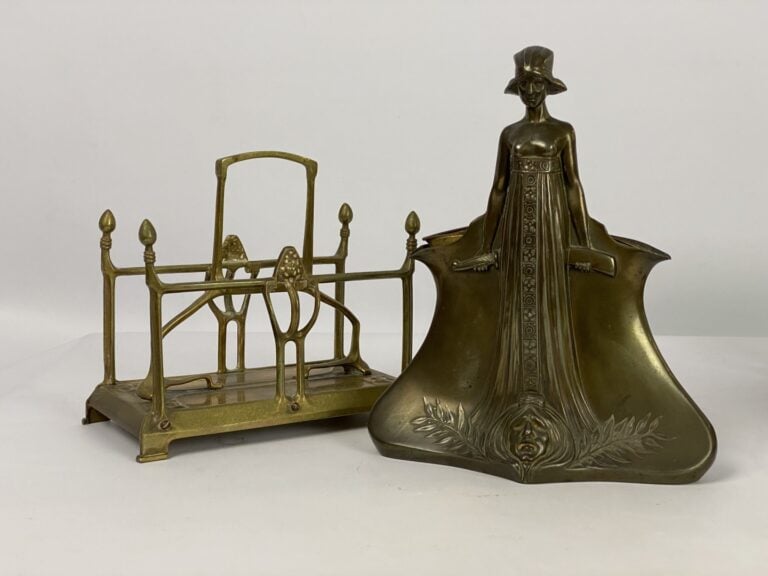 Lot de deux éléments de nécessaire de bureau en bronze et laiton orné d'une all…