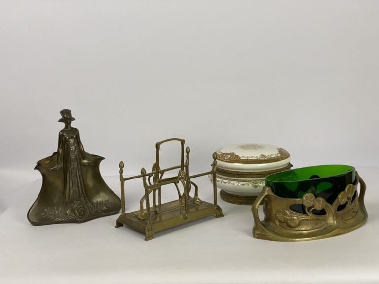 Lot de deux éléments de nécessaire de bureau en bronze et laiton orné d'une all…