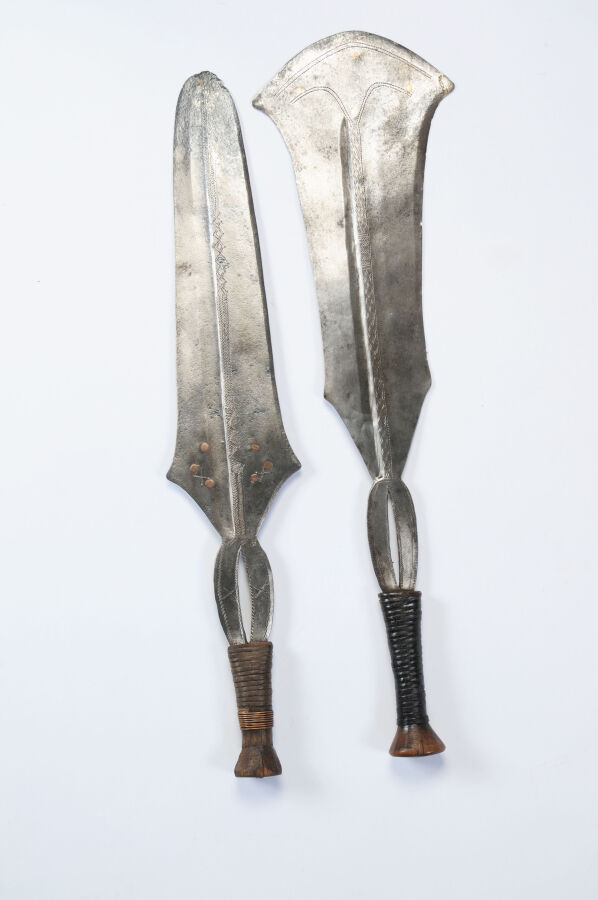 Lot de deux épées courtes Ngbandi 56 et 55 cm. La lame en fer forgé incrustée d…