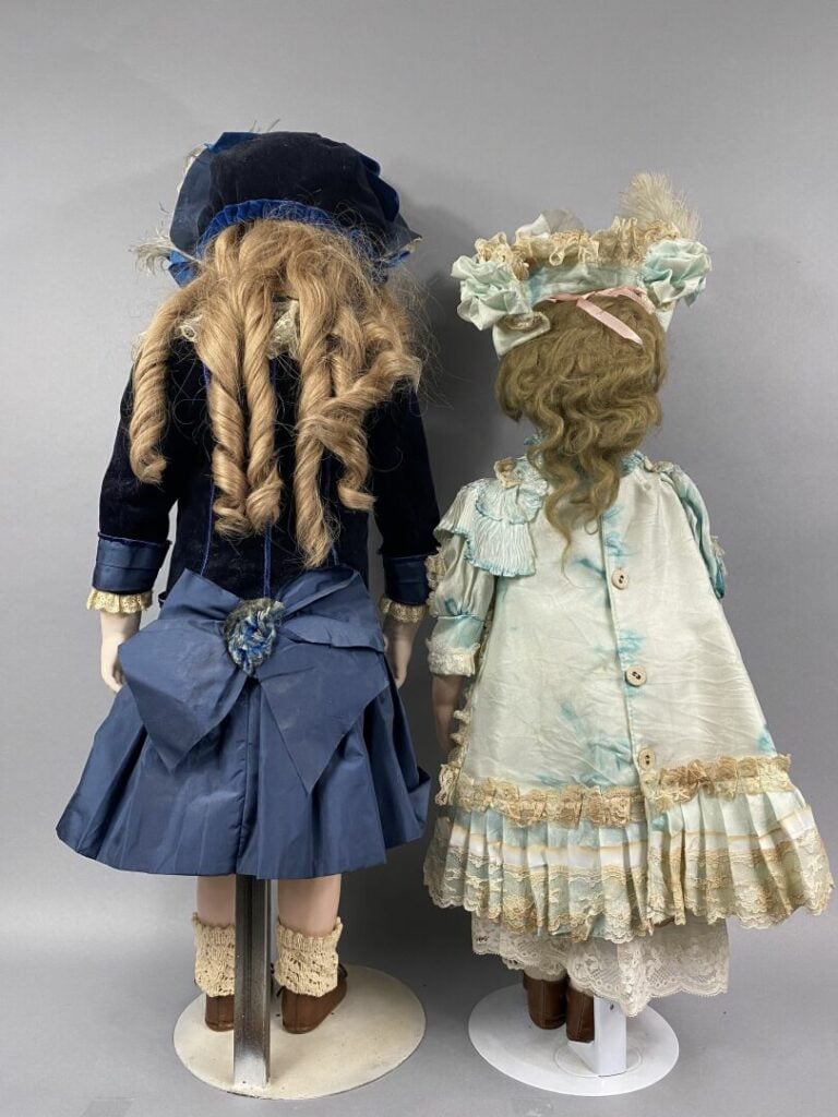 Lot de deux grande poupées tête biscuit, copies modernes - H : 72,5 cm