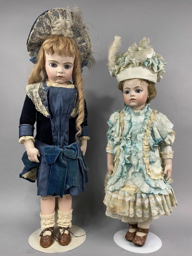 Lot de deux grande poupées tête biscuit, copies modernes - H : 72,5 cm