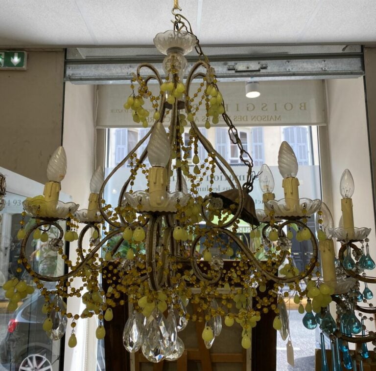 Lot de deux lustres en métal à six et douze bras de lumière mouvementés ornés d…