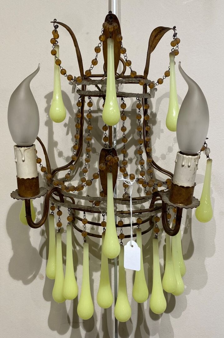 Lot de deux lustres en métal à six et douze bras de lumière mouvementés ornés d…