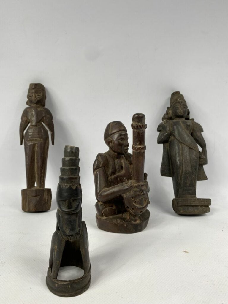 Lot de deux masques en bois sculpté polychrome l'un agrémenté de coquillages et…