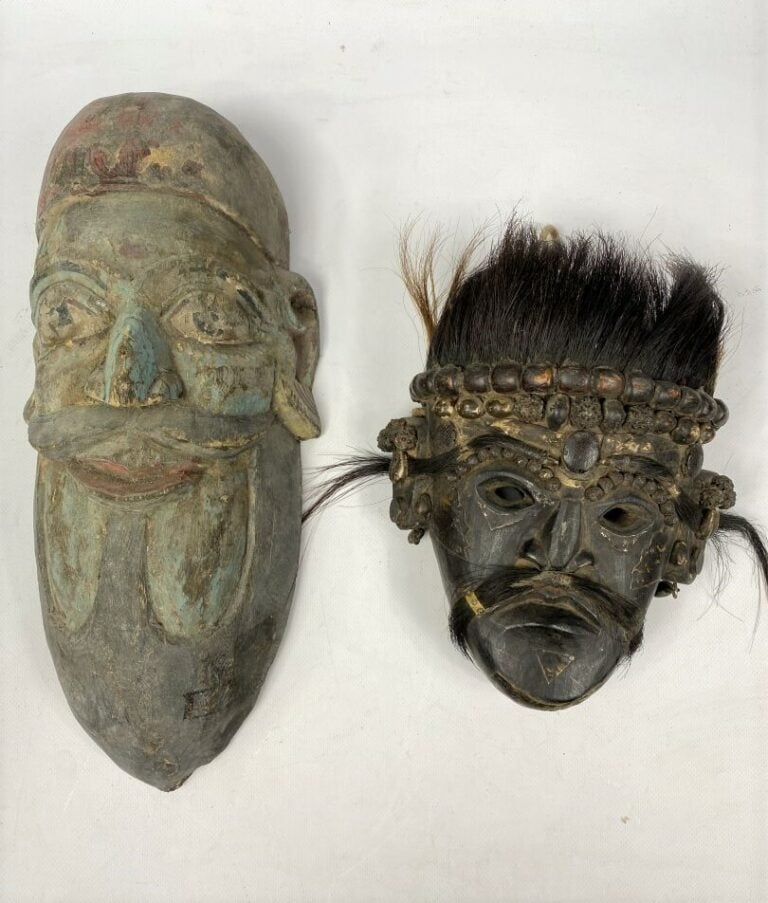 Lot de deux masques en bois sculpté polychrome l'un agrémenté de coquillages et…