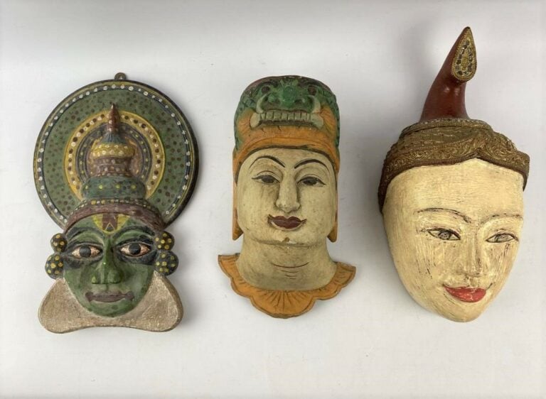 Lot de deux masques et une plaque en bois sculpté polychrome - Asie du Sud-Est,…