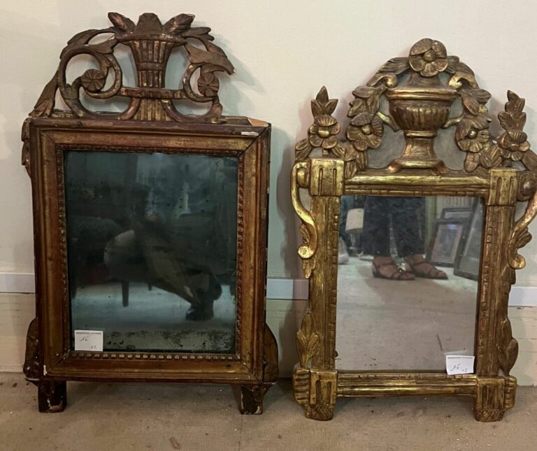 Lot de deux miroirs en bois doré sommés d'un vase (accidents à l'un) - XVIIIème…