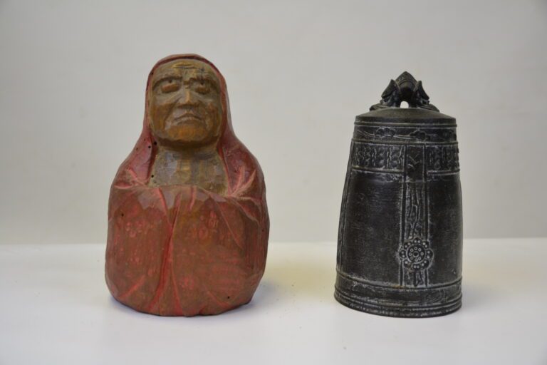 Lot de deux objets dans le goût japonais comprenant une cloche en bronze et une…