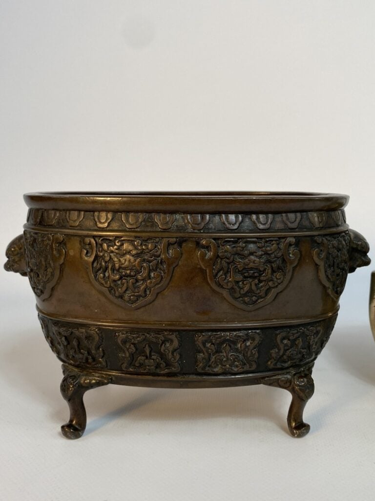 LOT DE DEUX OBJETS EN BRONZE - Chine ou Japon - Un brûle-parfum et jardinière -…