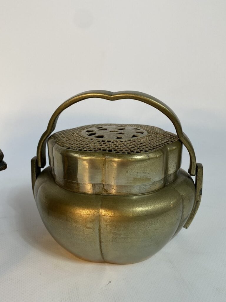 LOT DE DEUX OBJETS EN BRONZE - Chine ou Japon - Un brûle-parfum et jardinière -…