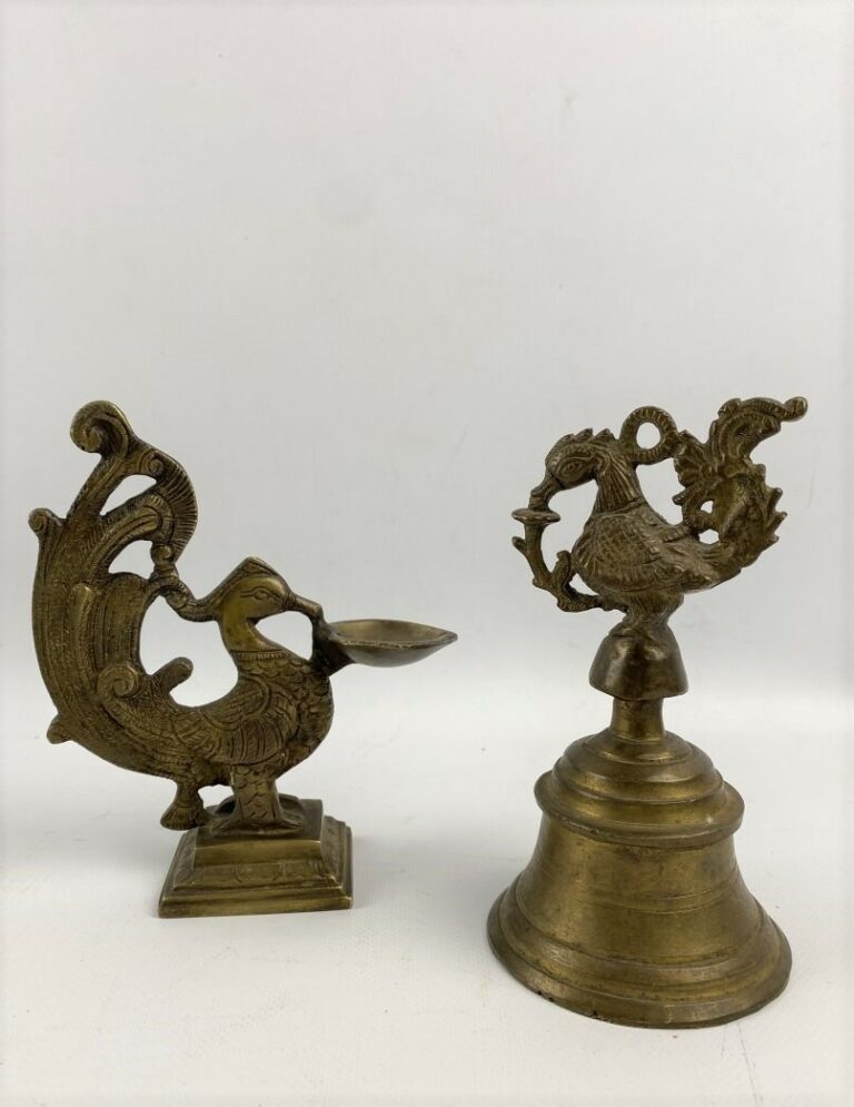 Lot de deux objets rituels en bronze à patine médaille sculpté ornés d'un paon…