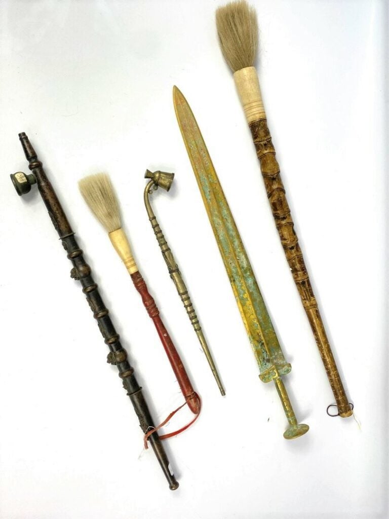 Lot de deux pipes à opium en bronze et métal et deux chasses-mouches en bois to…