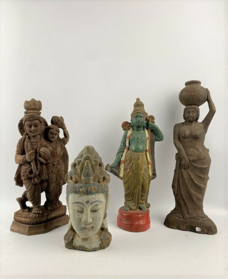 Lot de deux sculptures en bois sculpté figurant des Krishna et Rada et une port…