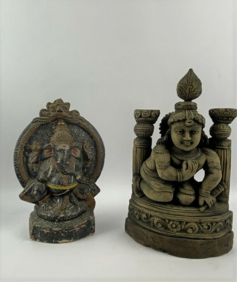 Lot de deux sculptures - - Ganesh en pierre composite à décor polychrome - (acc…