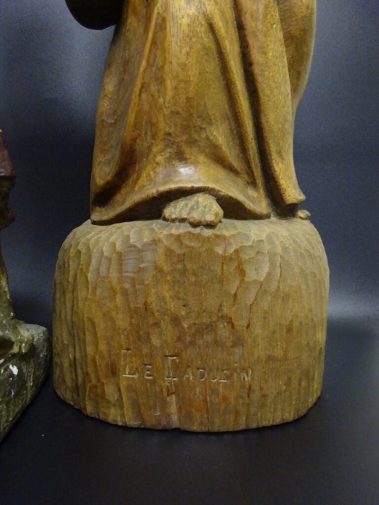 Lot de deux statues comprenant une vierge à l'enfant en plâtre et un capucin en…