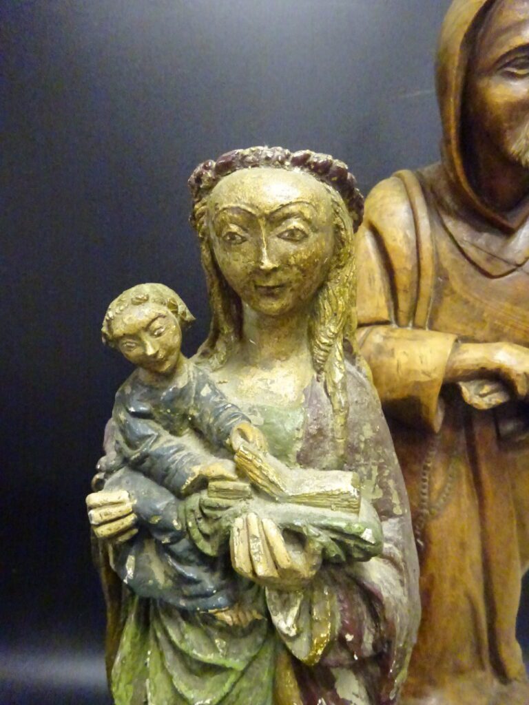 Lot de deux statues comprenant une vierge à l'enfant en plâtre et un capucin en…