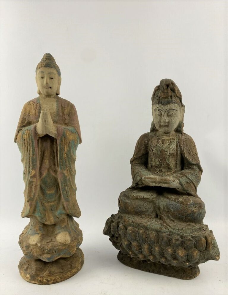 Lot de deux sujets en bois sculpté polychrome figurant bouddha - Chine, XXe siè…
