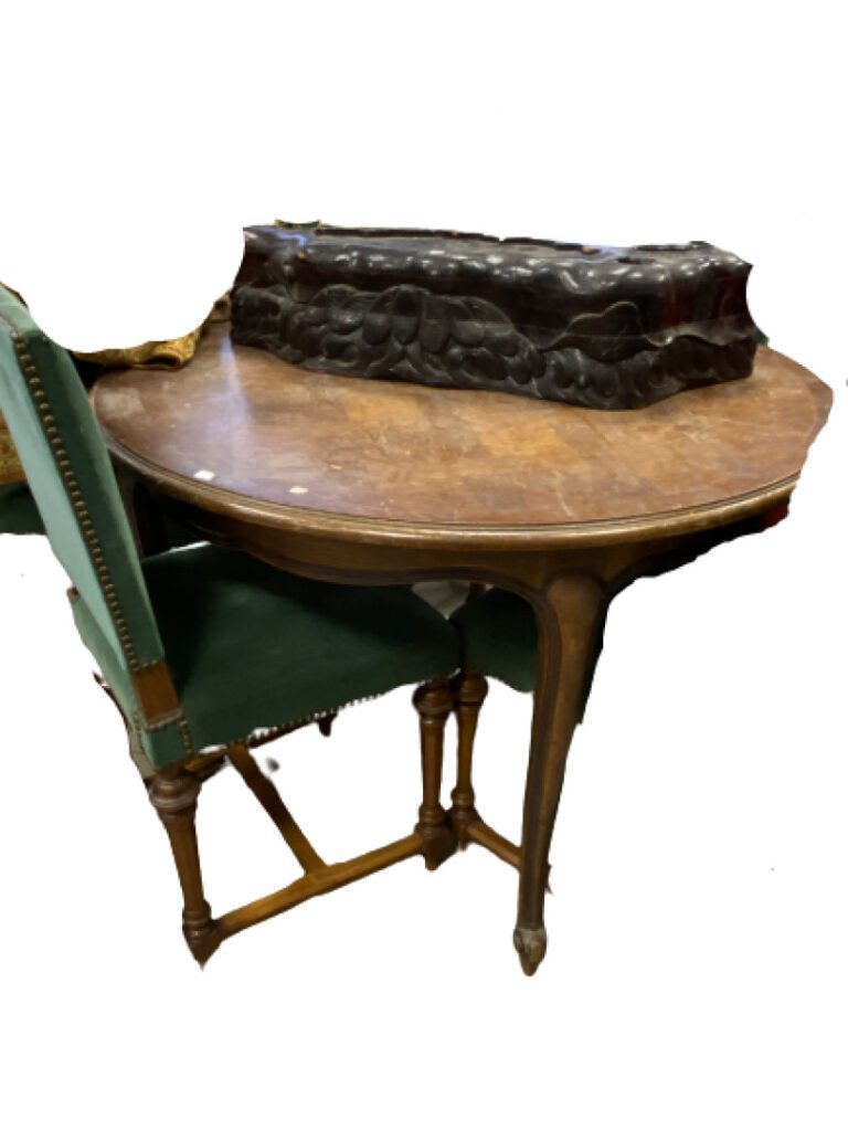 Lot de deux tables en bois naturel ou bois de placage mouluré et sculpté, piète…