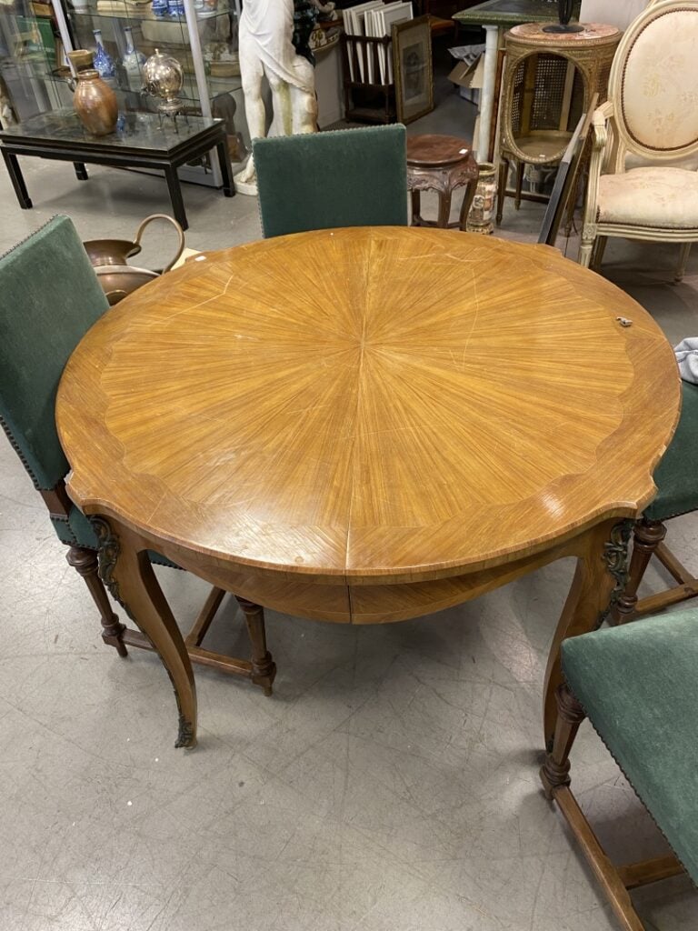 Lot de deux tables en bois naturel ou bois de placage mouluré et sculpté, piète…