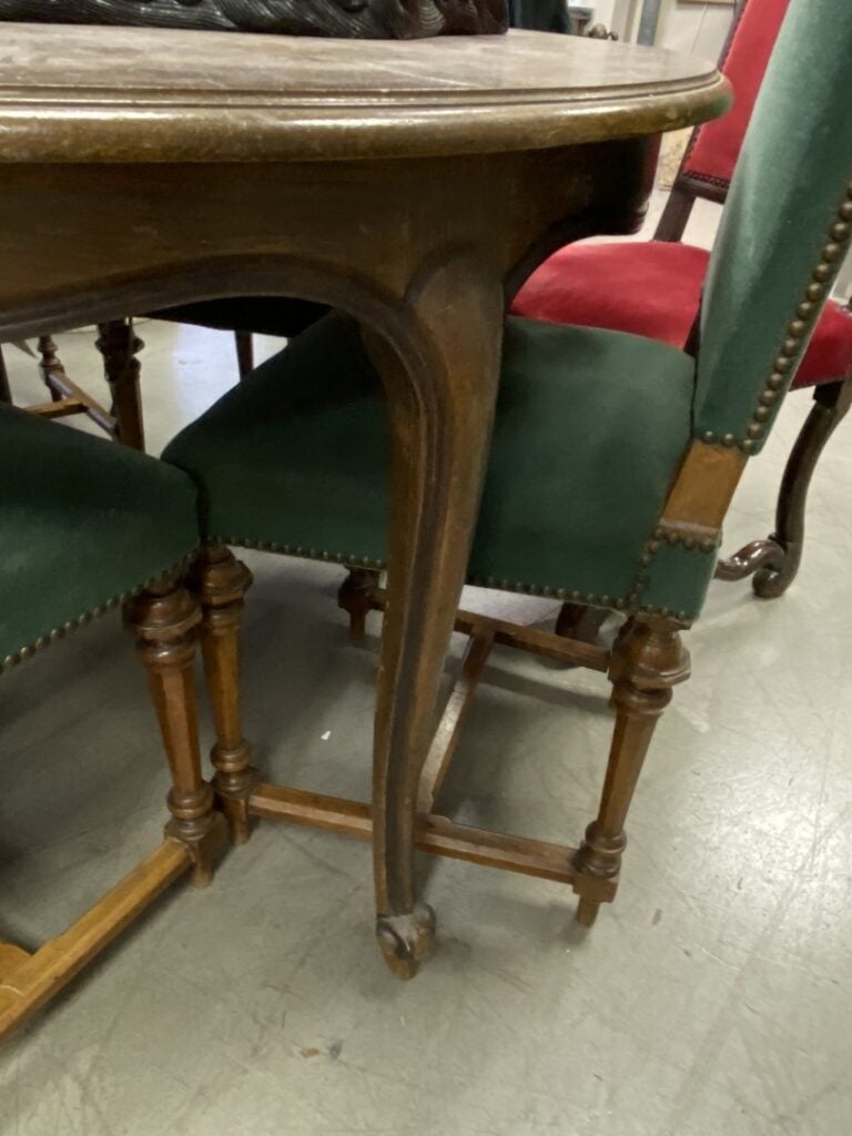 Lot de deux tables en bois naturel ou bois de placage mouluré et sculpté, piète…