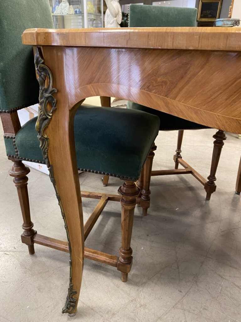 Lot de deux tables en bois naturel ou bois de placage mouluré et sculpté, piète…